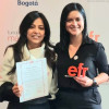 Marcela Valencia Ángel (con la certificación), líder de Gestión Humana, y Sara Lizeth Rojas González, coordinadora de Formación y Desarrollo, posaron para el recuerdo. Al acto también asistió Ángela Toro, gerente del Hospital.