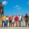 Foto | EFE | LA PATRIA La delegación confirmó su llegada a Cuba en Twitter, colgando una imagen de ocho de sus miembros, entre ellos el jefe negociador, Pablo Beltrán, junto a la estatua del padre de la independencia de Venezuela, Francisco de Miranda.