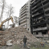 Los colombianos perdieron la vida el 30 de marzo y se recuperaron sus cuerpos el 15 de abril, según la Cancillería. En la foto, la demolición (ayer) de un edificio en Kiev que había sido afectado por la invasión rusa a Ucrania.