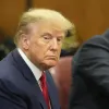 El expresidente estadounidense Donald J. Trump se sienta en la sala del tribunal para su lectura de cargos en el Tribunal Penal de Nueva York, en EE. UU.