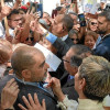 Foto | EFE | LA PATRIA  El presidente de Colombia, Gustavo Petro, a su llegada a la embajada de Colombia en Madrid, donde fue recibido por compatriotas.