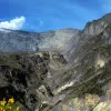 Esta imagen evidencia el registro que han dejado los lahares o flujos de lodo volcánico al recorrer los afluentes que nacen en el volcán Nevado del Ruiz, como el río Azufrado, ubicado hacia el oriente del Cumanday.