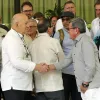 Otty Patiño (i), delegado del Gobierno Colombiano y el negociador jefe del Eln, Israel Ramírez, alias 'Pablo Beltrán' (d)