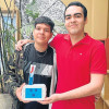 Jhoan Alexánder Torres (izquierda) y Juan José Muñoz, ambos de 18 años, sostuvieron a Toothy.