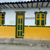 La Casa de la Cultura se ubica a dos calles del parque al frente de la Estación de Policía.