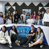 Los jóvenes tras recibir sus certificados de participación en el taller de Periodista por una Semana.