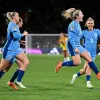 Lauren Hemp de Inglaterra (centro) celebra después de anotar el 1-2 durante el partido de fútbol de semifinales de la Copa Mundial Femenina de la FIFA entre Australia e Inglaterra en Sydney, Australia.