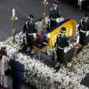 Los hijos del maestro Fernando Botero acompañan el féretro de su padre durante la cámara ardiente en una de las salas del Museo de Antioquia, hoy en Medellín (Colombia). 