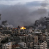 El humo se eleva tras un ataque aéreo israelí en la ciudad de Gaza, este lunes.