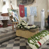 El alcalde de la localidad italiana de Pietrasanta, Alberto Stefano Giovannetti, despide las cenizas del artista colombiano Fernando Botero en la capilla ardiente abierta en este municipio, su refugio durante años.