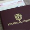 Pasaporte colombiano con billetes adentro.