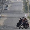 Varios palestinos circulan por una calle desierta durante la evacuación de la población de la ciudad de Gaza y del norte de la franja.