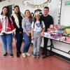 El personal de la Clínica Ospedale posó con los regalos, poco antes de repartirlos. En la imagen: Natalia Obando, Daniela Gómez, Adriana Salazar, Luisa Fernanda Ríos y Bayron Tobón.