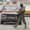 Un soldado del Batallón de Infantería de Guayaquil patrulla la salida de la ciudad al cantón de Daule, en Guayaquil (Ecuador). 