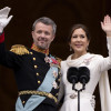 El nuevo rey de Dinamarca, Federico X, y su esposa, la reina Mary, saludaron a las personas que acompañaron la ceremonia de proclamación de su acceso al trono, en el Palacio de Christiansborg, en Copenhague.