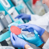 Mujer en un laboratorio analizando una muestra.