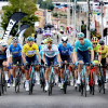 El kazajo Alexey Lutsenko (de azul claro) por las calles de Tunja, en el circuito del Tour Colombia.