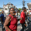 Foto | EFE | LA PATRIA Manifestantes protestan para exigir la renuncia del primer ministro, Ariel Henry, en Puerto Príncipe (Haití). 