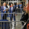Foto | EFE | LA PATRIA  El expresidente Trump, acompañado por su abogado, Todd Blanche, habló con la prensa tras asistir al juicio penal en su contra.