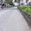 La línea es poco visible limitando la distinción en la vía de los vehículos y las bicicletas.
