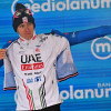 El ciclista esloveno Tadej Pogacar del UAE Team Emirates, aparte del rosa del líder general, también conserva el maillot azul de mejor escalador, celebra en el podio tras la 16ª etapa del Giro de Italia 2024.