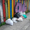 Los residentes del Barrio Colombia exponen que los comercios y los vecinos sacan las bolsas a deshoras. Como consecuencia, depositan desechos en el parque principal contaminando la zona verde.