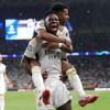 Vinícius Júnior celebra con Rodrygo después de anotar el segundo gol para el Real Madrid.