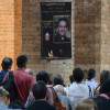 El pendón con la imagen del padre caldense Rubén Darío Valencia está colgado en la Catedral de la Virgen de la Pobreza de Pereira (Risaralda).
