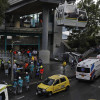 Rescatistas trabajan en la zona donde una cabina del sistema de transporte Metrocable cayó este miércoles en Medellín