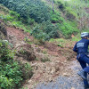 Bomberos atienden el derrumbe en Pensilvania, en el sector Bolivia - El Higuerón. En por lo menos nueve municipios de Caldas se presentaron deslizamientos en la mañana de este jueves, según la Secretaría de Infraestructura.