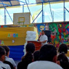 El párroco William Arango durante la ceremonia religiosa en honor a los fallecidos en la toma guerrillera de hace 24 años en Arboleda (Pensilvania).