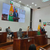 Luis Gonzalo Valencia, presidente del Concejo de Manizales, en su discurso de clausura del segundo periodo de sesiones ordinarias. Asiste el alcalde, Jorge Eduardo Rojas.