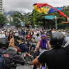 Personas recorren las calles en motocicletas durante una protesta por los resultados de las elecciones presidenciales este lunes, en Caracas (Venezuela). 