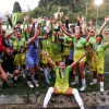 Jugadoras, técnicos y auxiliares del Atlético Dosquebradas reciben el trofeo que los acredita como los campeones de la Copa LA PATRIA Femenina de Fútbol. Le ganaron 2-1 al Once Caldas MFC.