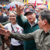 Fotografía de archivo que muestra al presidente, Gustavo Petro, acompañado de la senadora María José Pizarro, mientras saluda durante una marcha con motivo Día Internacional de los Trabajadores el 1 de mayo de 2024 en Bogotá.