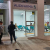 Este era el panorama externo en la sede de Audifarma, del sector Ondas del Otún, el jueves 25 de julio. Los usuarios, aun habiendo donde sentarse adentro, tuvieron que hacer fila afuera y de pie, por indicación de una auxiliar de servicio al cliente del dispensario.