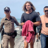 El chef español Daniel Sancho Bronchalo (c) es escoltado por agentes de policía tailandeses cuando llegan a un puerto antes de acudir al tribunal en la isla de Koh Samui, en el sur de Tailandia, el 7 de agosto de 2023 (reeditado el 29 de agosto de 2024).