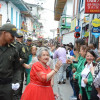 Fotos | Freddy Arango | LA PATRIA Familias, amigos y curiosos colmaron la calle real al paso de las orgullosas abuelas.