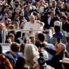 El papa Francisco saluda a los fieles durante la Audiencia General semanal en la Plaza de San Pedro, Ciudad del Vaticano.