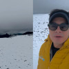 El guía de alta montaña de la Unión Temporal Operación Nevados Yonnathank Higuita Villalobos registró la nevada de este domingo en el sector del Valle de las Tumbas en el volcán Nevado del Ruiz.