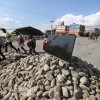 Foto | EFE | LA PATRIA  Seguidores del expresidente boliviano Evo Morales bloquean con piedras las vías en Sipe (Bolivia).