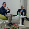 Alejandro Gaviria Uribe, durante el conversatorio. Lo acompaña Óscar Jaramillo, director de Educación e Investigación del SES Hospital Universitario de Caldas.