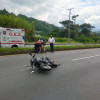 El motociclista sufrió lesiones tras colisionar con la parte trasera de un carro.