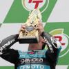 David Alonso celebra su quinta victoria consecutiva y la duocédima de la temporada de Moto3.