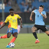 Darwin Nuñez (d) de Uruguay disputa un balón con Davinson Sánchez de Colombia este viernes, durante un partido de las eliminatorias sudamericanas al Mundial de Fútbol 2026, entre Uruguay y Colombia en el estadio Centenario, en Montevideo (Uruguay).