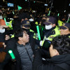 Miles de manifestantes se congregaron frente a la Asamblea Nacional para protestar contra la ley marcial y pedir la dimisión de Yoon.