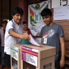 El expresidente de Bolivia, Evo Morales (2006-2019), emite su voto este domingo, durante los comicios electorales judiciales en Cochabamba (Bolivia). 