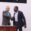 En la foto, el concejal Luis Gonzalo Valencia (izquierda) y el secretario general de Manizales, Manuel González (derecha), durante la clausura del tercer período de sesiones ordinarias del Concejo.