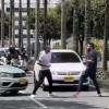 La pelea de dos hombres sobre la avenida Lindsay de Manizales quedó registrada en video. La Policía y el GER dicen que no tuvieron reporte de la riña.