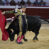 El torero colombiano Luis Bolívar lidia al toro 'Luchador' de la ganadería Ernesto Gutiérrez, durante la primera corrida de la Feria de Cali este jueves, en Cali